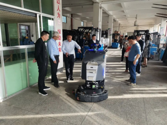 情暖永新昌丨熱烈歡迎廈門總商會舉辦的哈工大會長班同學(xué)光臨廈門永新昌參觀指導(dǎo)。